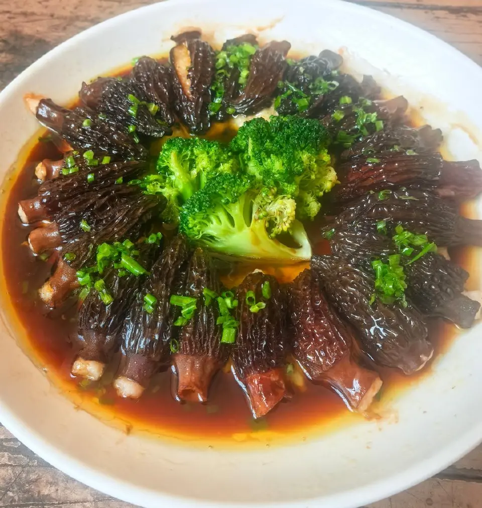 羊肚菌虾滑酿肉成品图