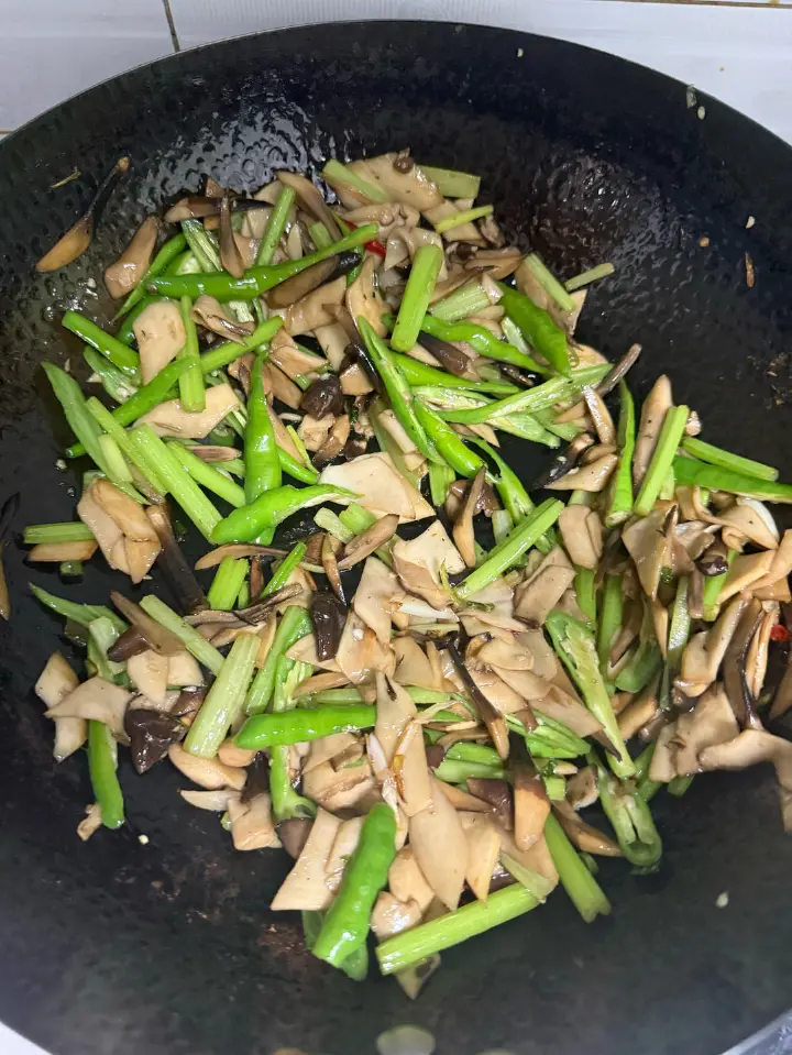 杂菌香芹炒青椒 第 8 步