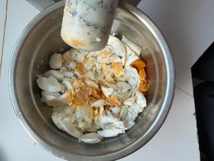 咸鸭蛋炒辣椒 第 1 步