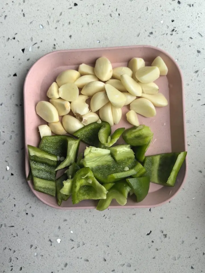 蒜香青椒炒口蘑 第 3 步