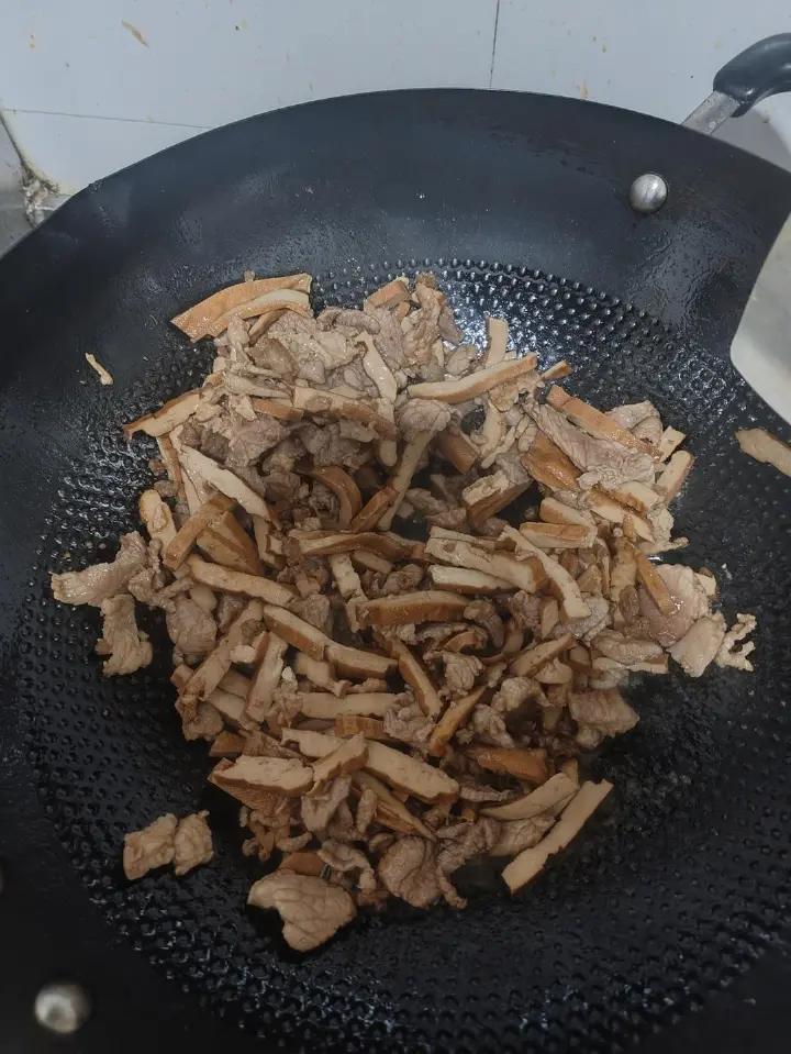 豆干炒肉 第 3 步