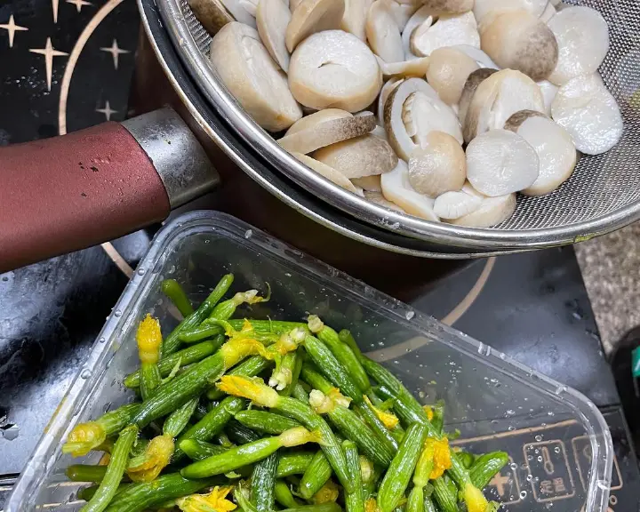 草菇青瓜籽炒肉片 第 2 步