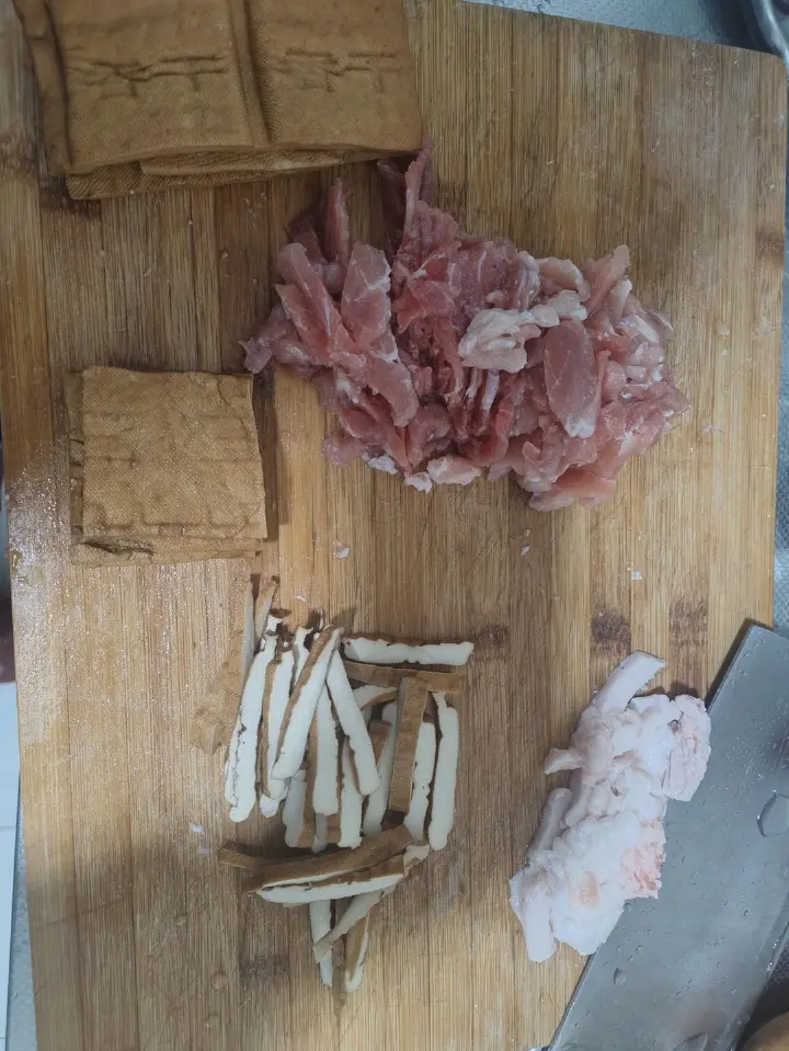 豆干炒肉 第 1 步