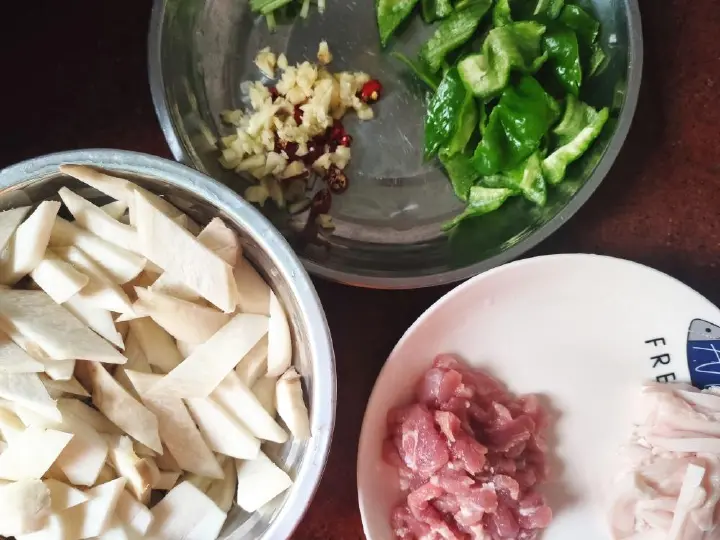 杏鲍菇炒肉 第 1 步