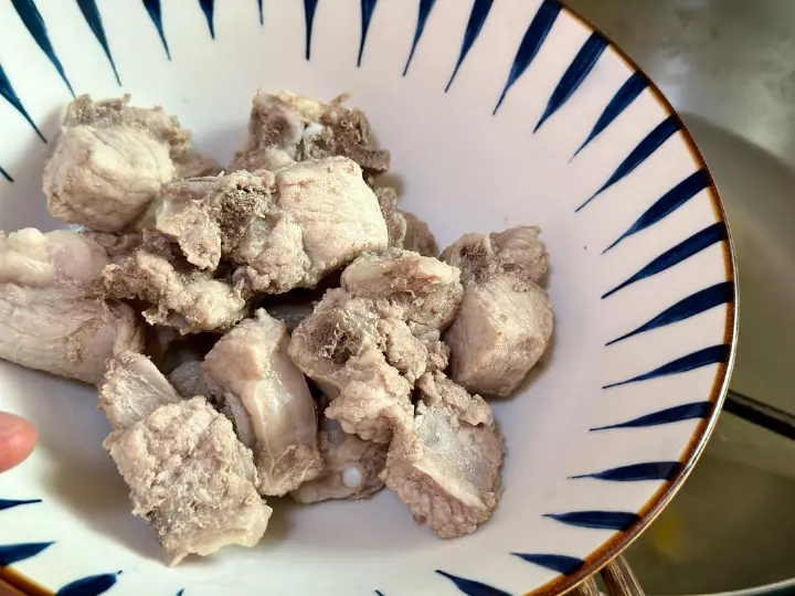 红焖排骨贴饼子 第 3 步
