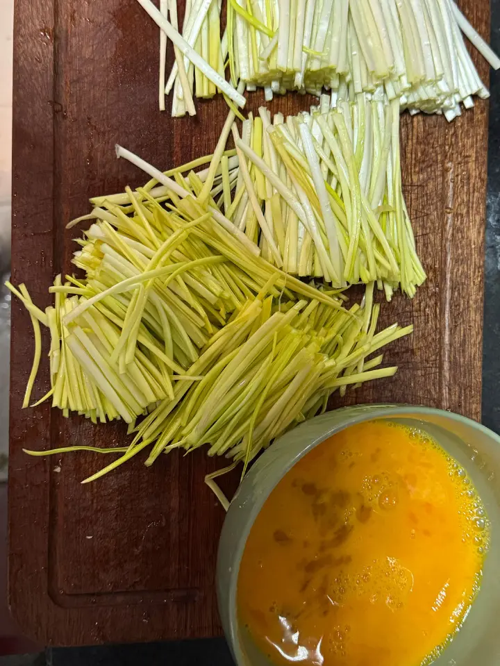 蒜黄炒鸡蛋 第 2 步