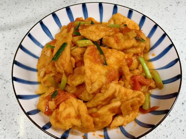 西红柿焖三角豆腐 第 6 步