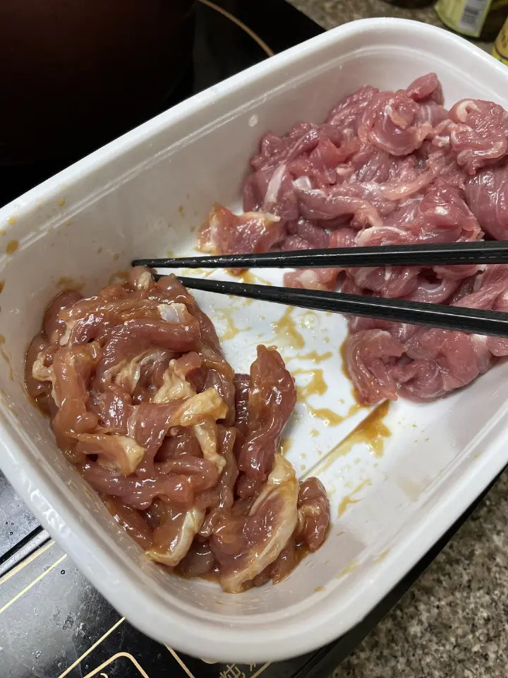 草菇青瓜籽炒肉片 第 1 步