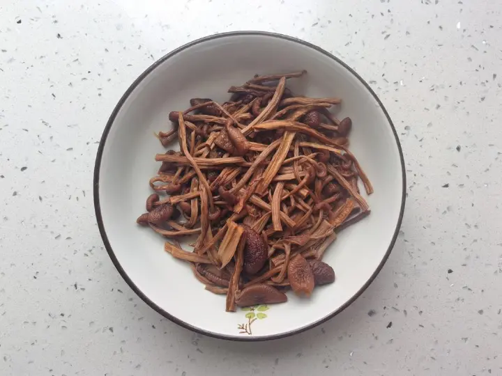 白菜炒茶树菇 第 3 步