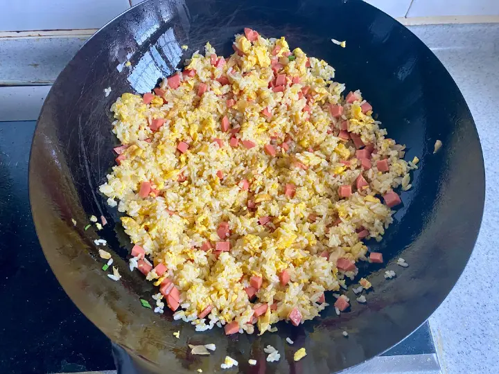 火腿肠蛋炒饭 第 6 步