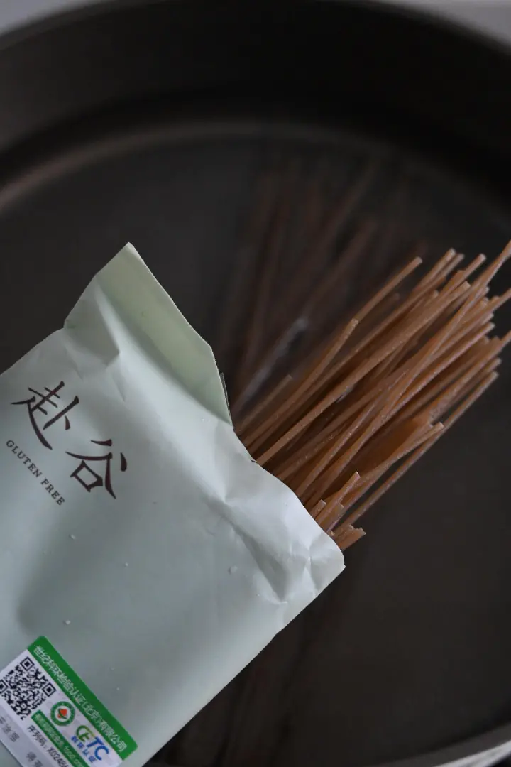 番茄鸡蛋牛肉荞麦面 第 3 步