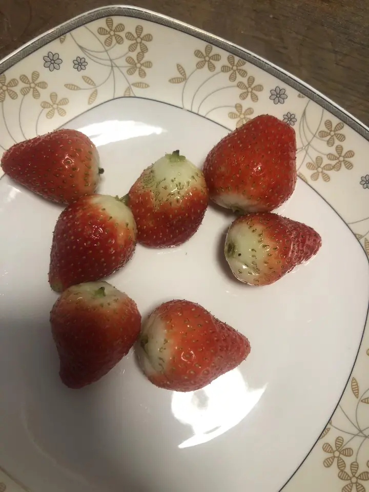 草莓香蕉冰糖葫芦 第 1 步