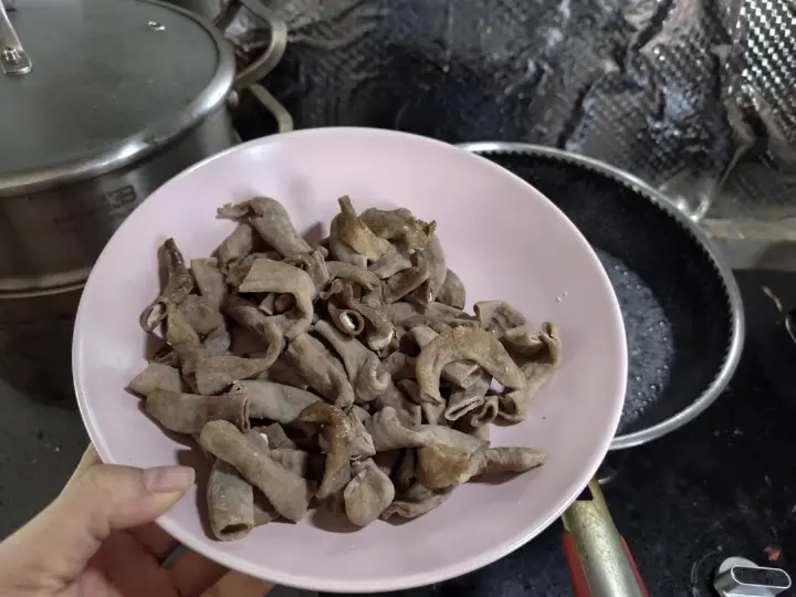 尖椒炒肥肠 第 3 步