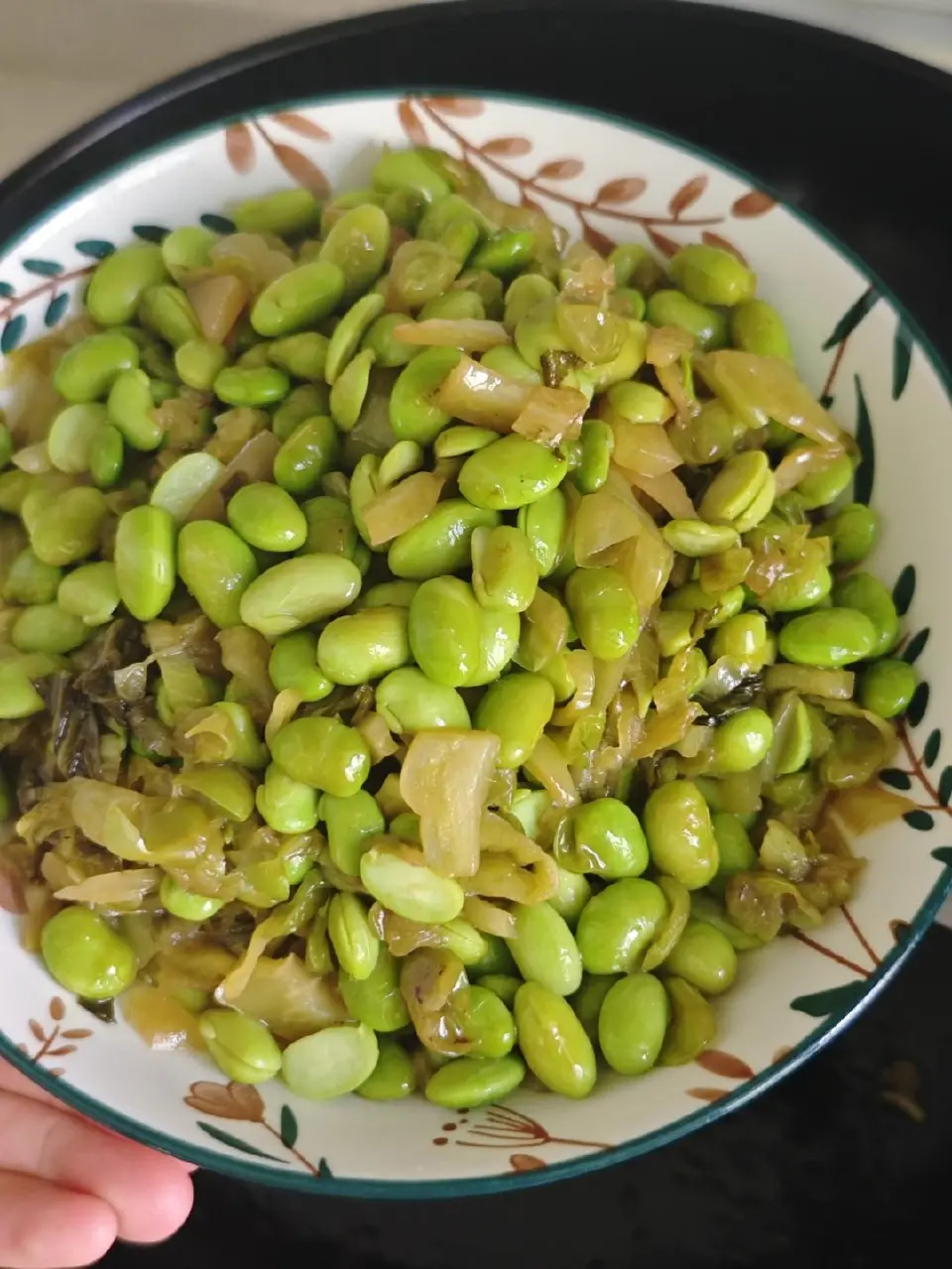 酸菜炒毛豆成品图