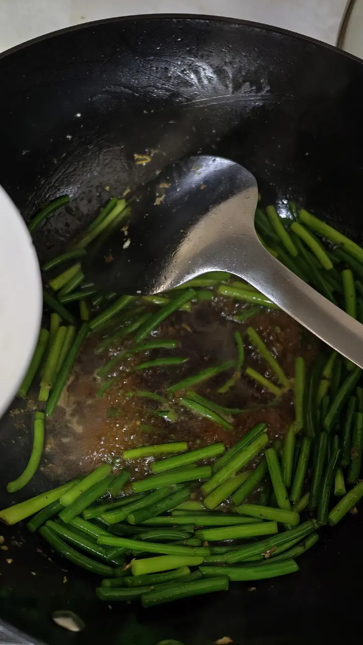 蒜苗烧豆腐 第 4 步