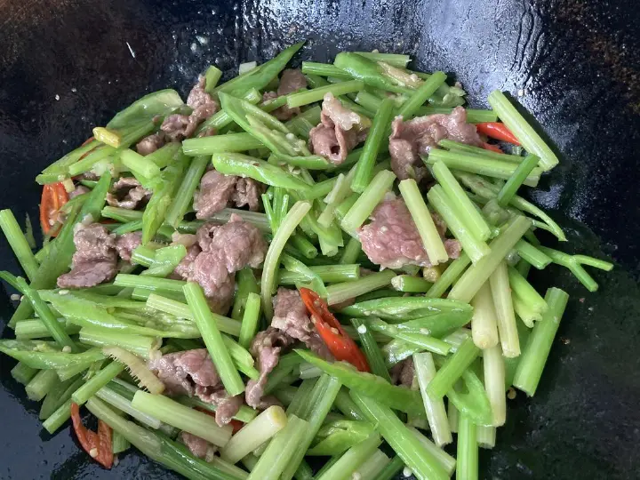 香芹小炒黄牛肉 第 4 步