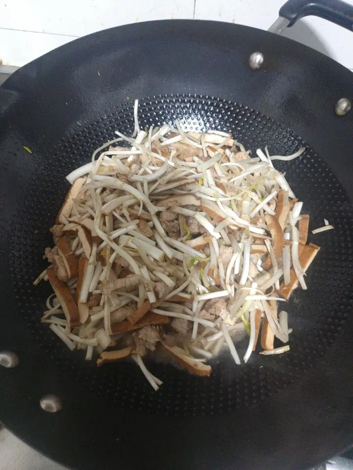豆干炒肉 第 6 步