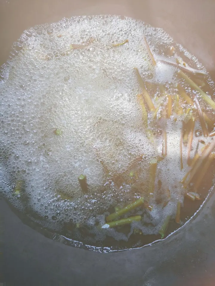 蕨菜炒腊肠 第 3 步