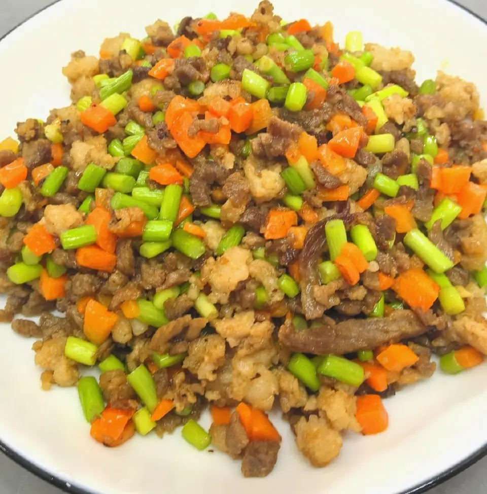 蒜苔炒肉粒成品图