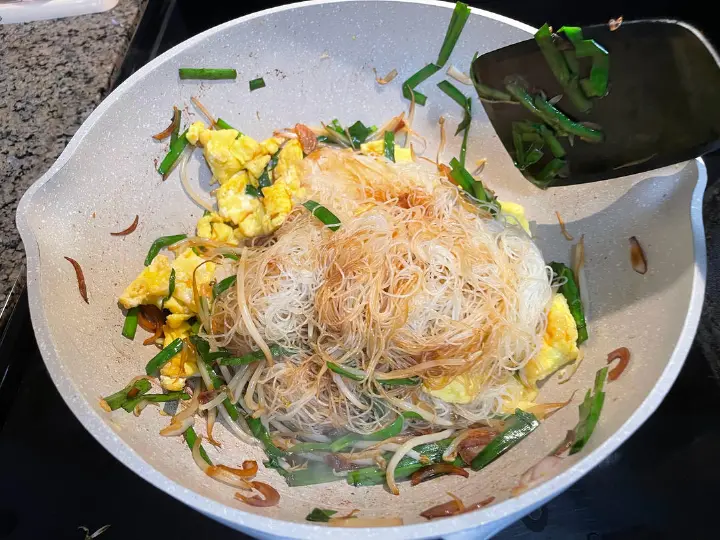 大排档风味韭菜豆芽炒米粉 第 11 步