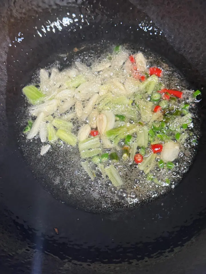 杂菌香芹炒青椒 第 5 步