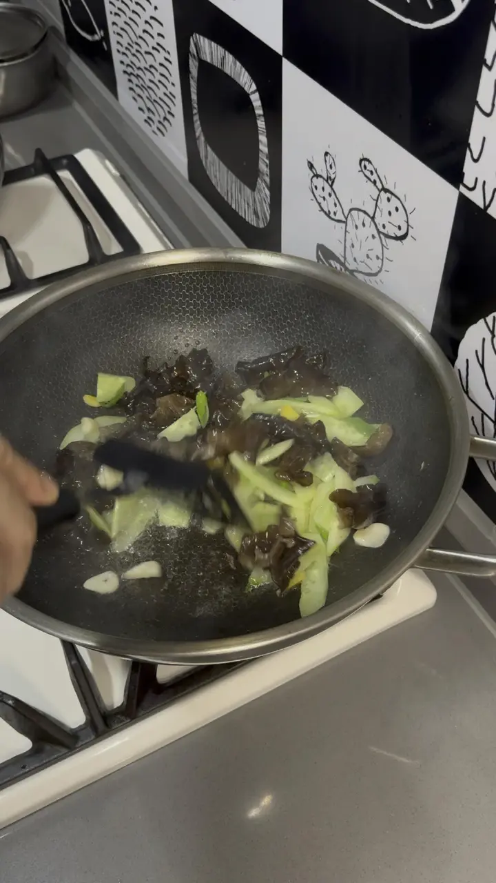 黄瓜木耳炒肉片 第 5 步