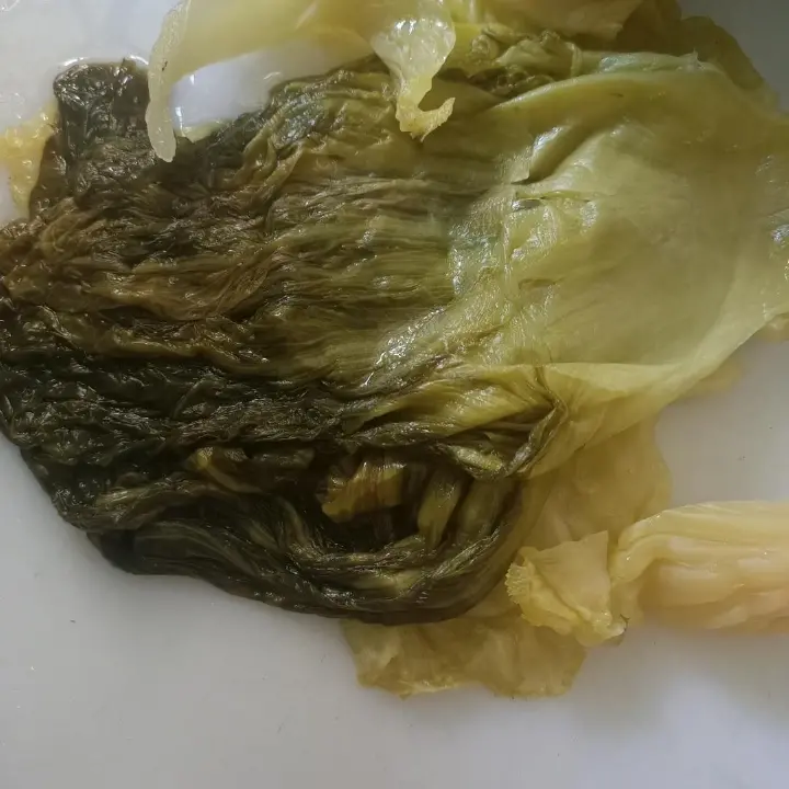 酸菜炒腊肉腊肠 第 1 步
