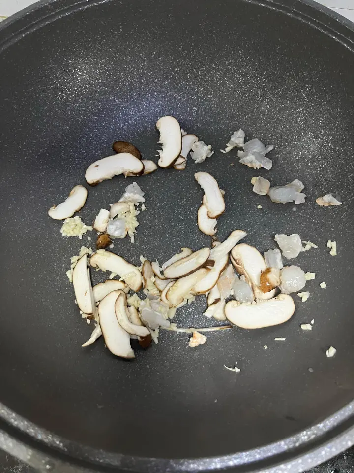 香菇虾仁炒油菜 第 4 步