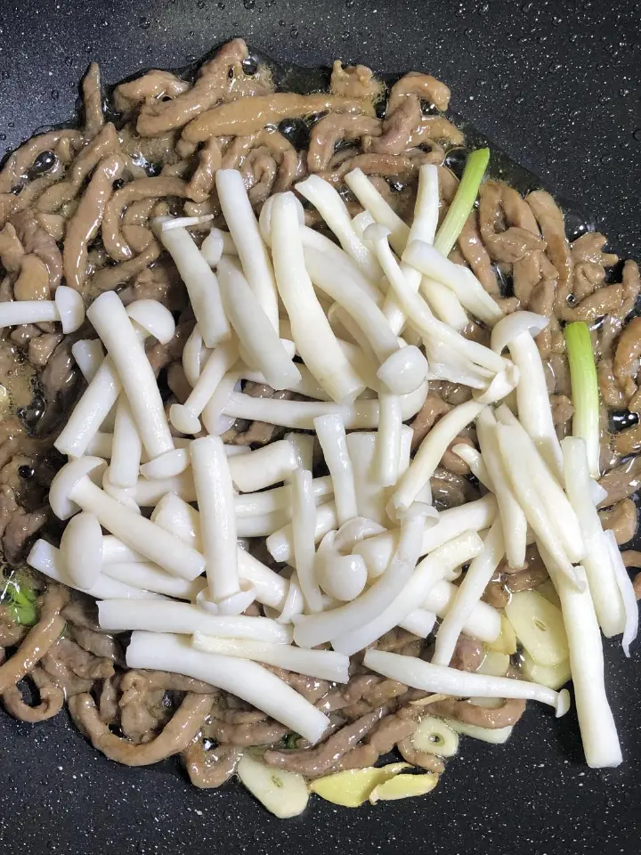 海鲜菇炒肉丝 第 7 步