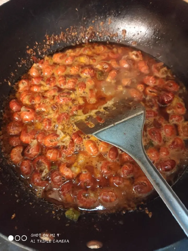 火锅底料烧虾尾 第 3 步
