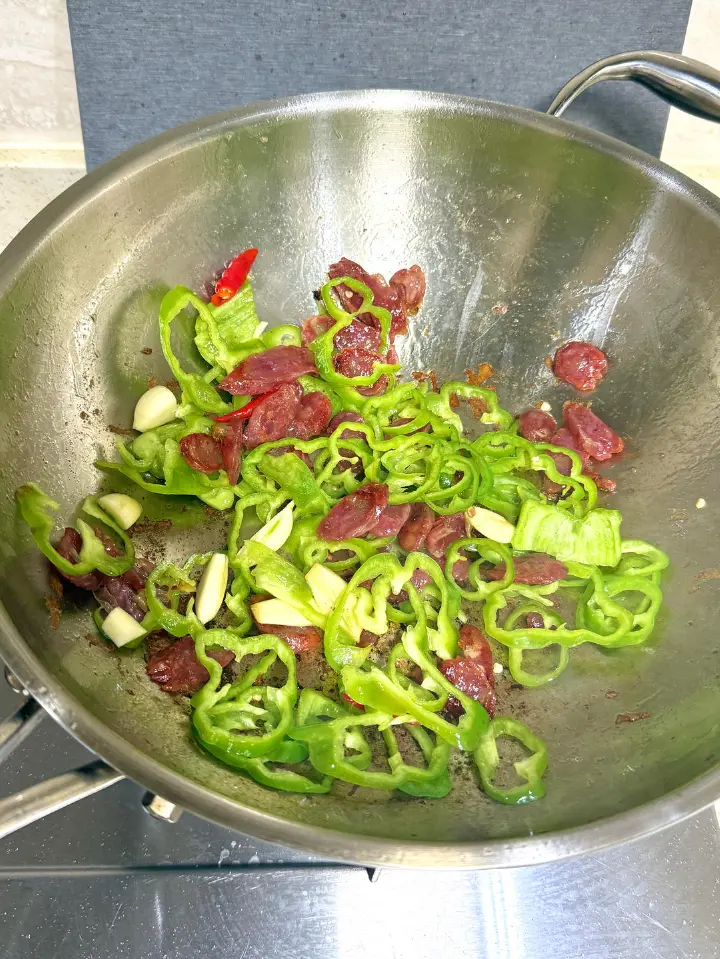 土豆腊肠时蔬煲 第 5 步