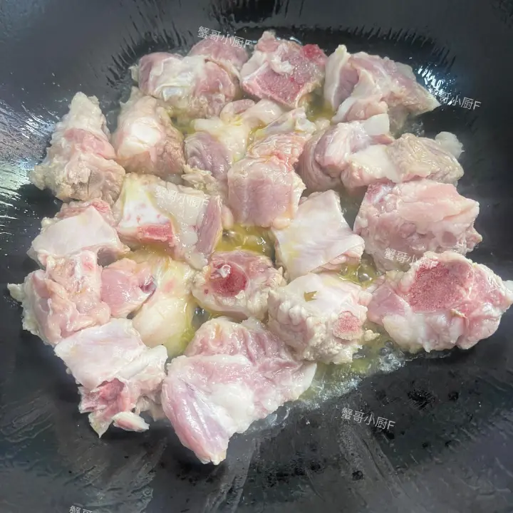 砂锅黄焖排骨炖土豆 第 3 步