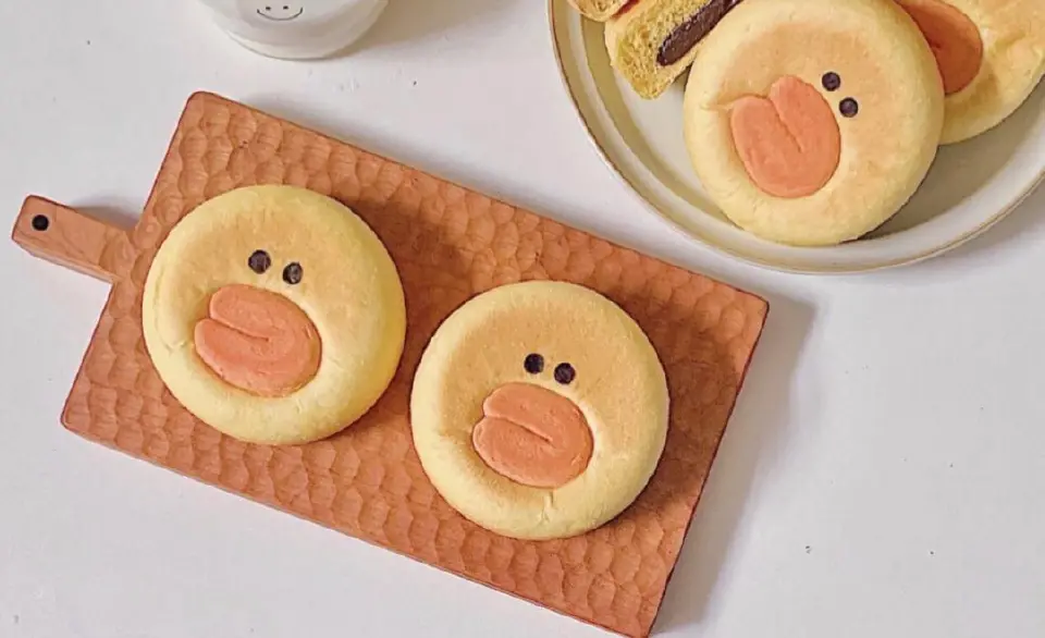 小黄鸡豆沙面包成品图
