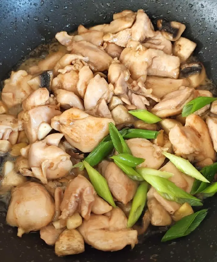口蘑炒鸡腿肉 第 5 步
