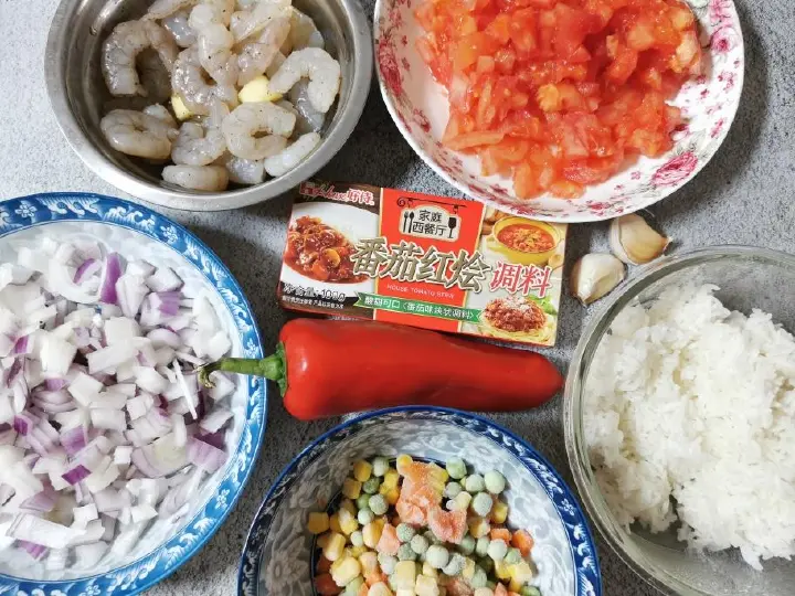 番茄红烩虾仁蛋包饭 第 1 步