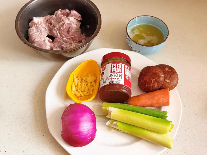 电饭煲酱香大骨头 第 1 步