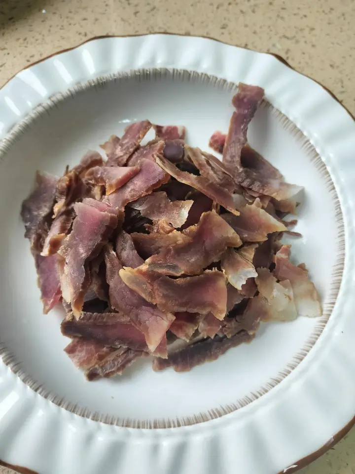 蒜苔炒腊肉 第 2 步