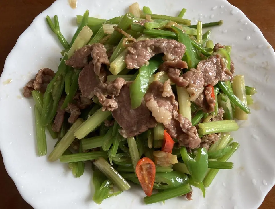 香芹小炒黄牛肉成品图