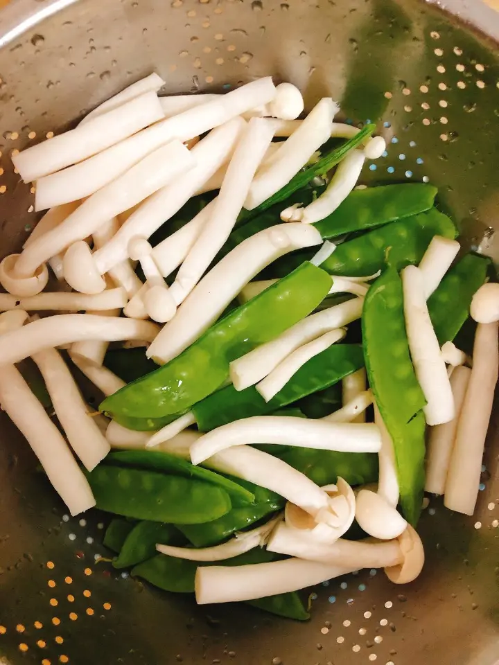 海鲜菇荷兰豆炒虾仁 第 3 步
