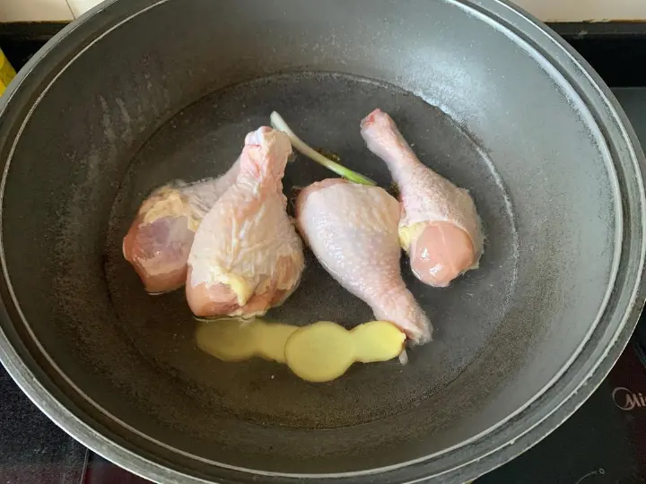 花椒葱油拌鸡腿 第 2 步