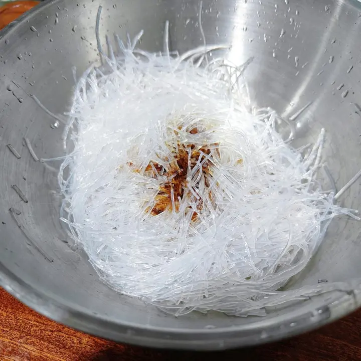 粉丝鸡蛋炒包菜 第 1 步