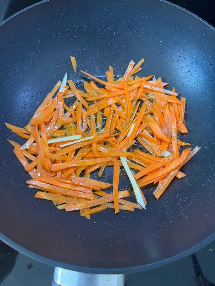 胡萝卜茭白丝炒牛肉 第 4 步