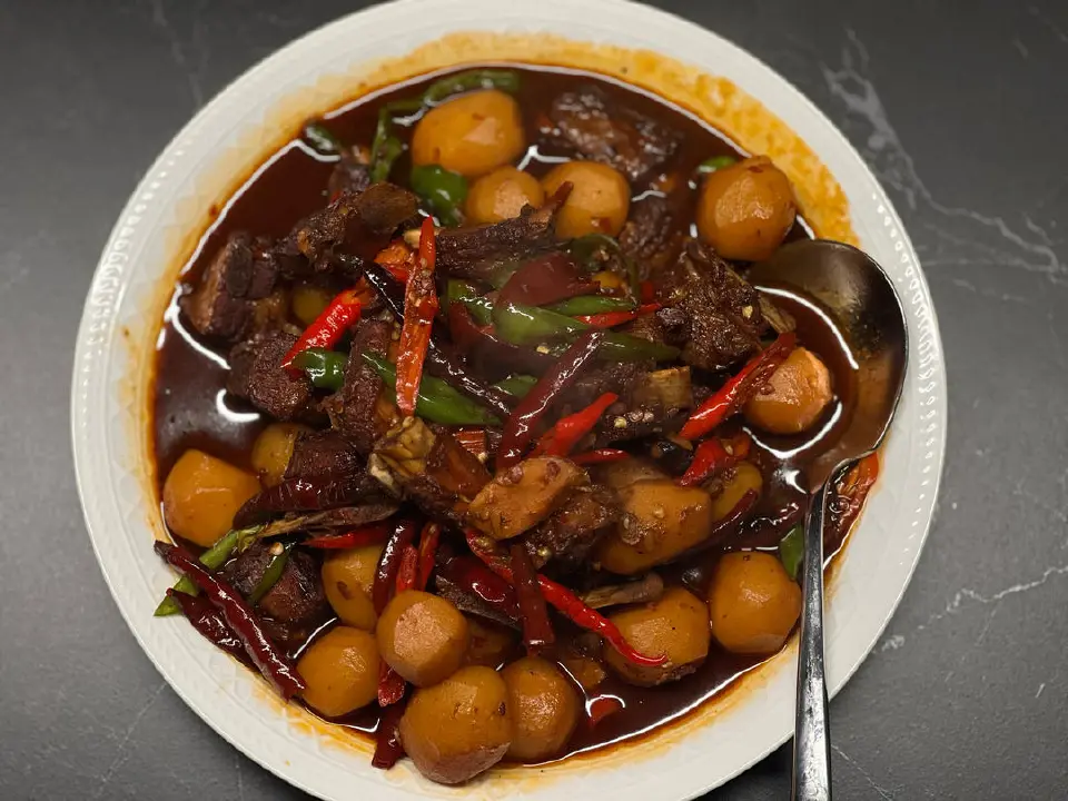 小土豆烧排骨成品图
