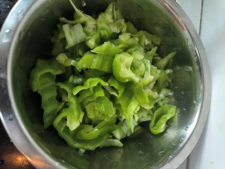 辣椒拌皮蛋 第 2 步
