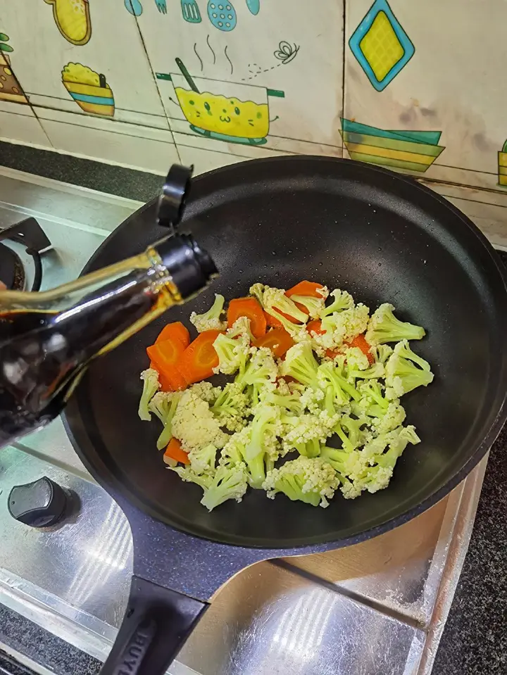 泰式甜辣酱炒花菜 第 5 步