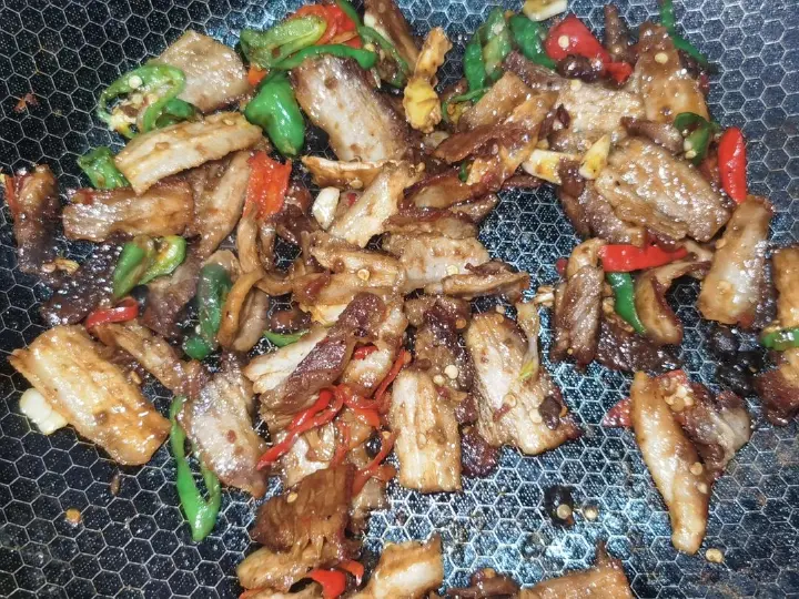 蒜苗包菜回锅肉 第 5 步