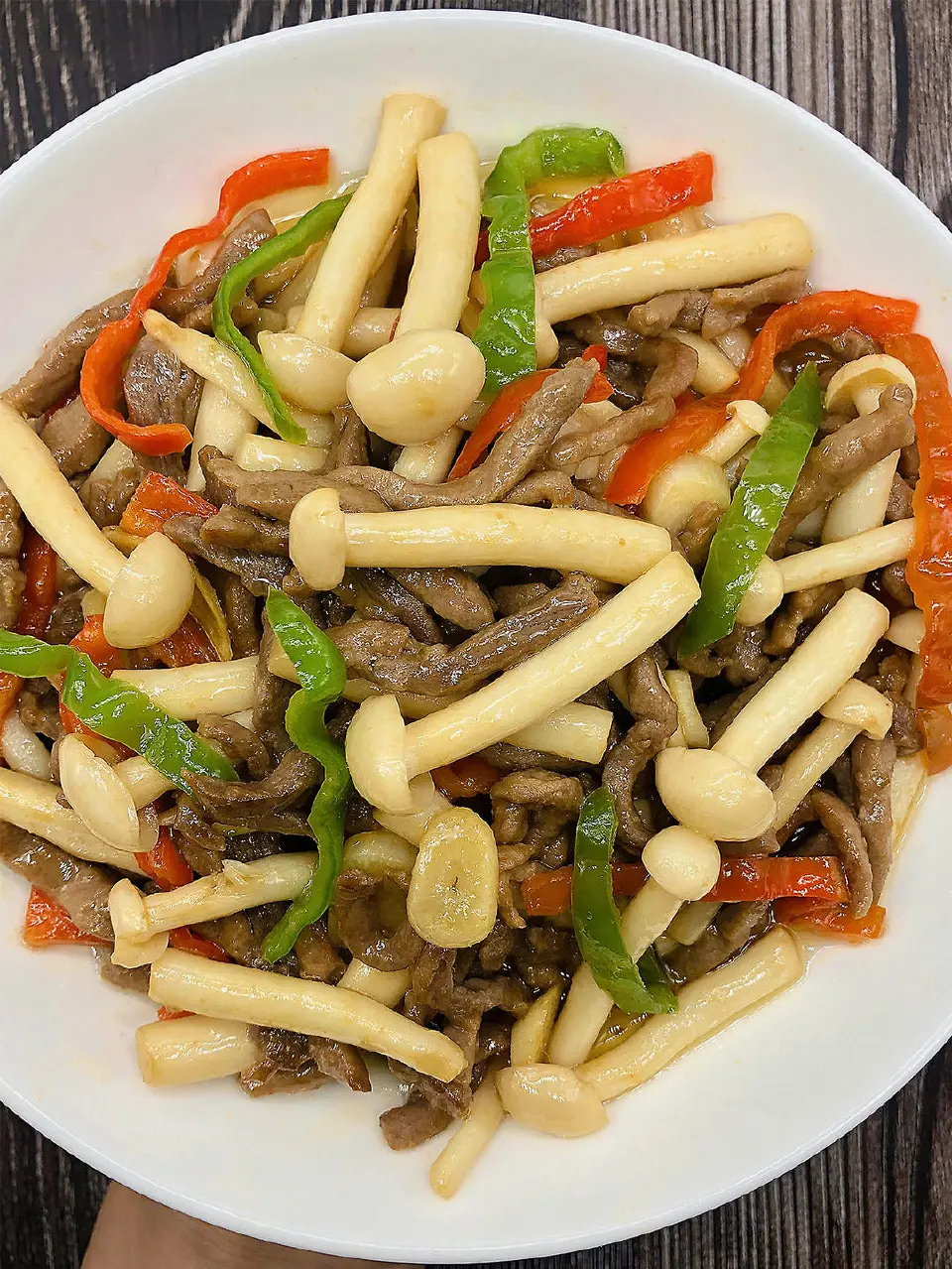 海鲜菇炒肉丝成品图