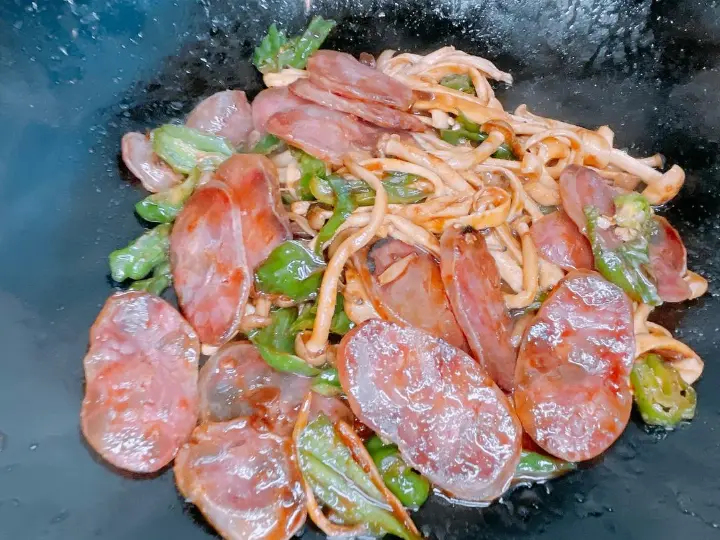 菌菇炒腊肠 第 7 步
