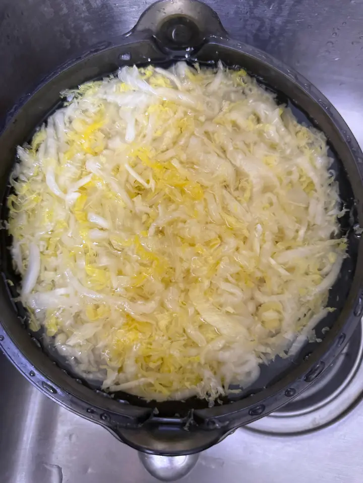 酸菜炖排骨 第 4 步