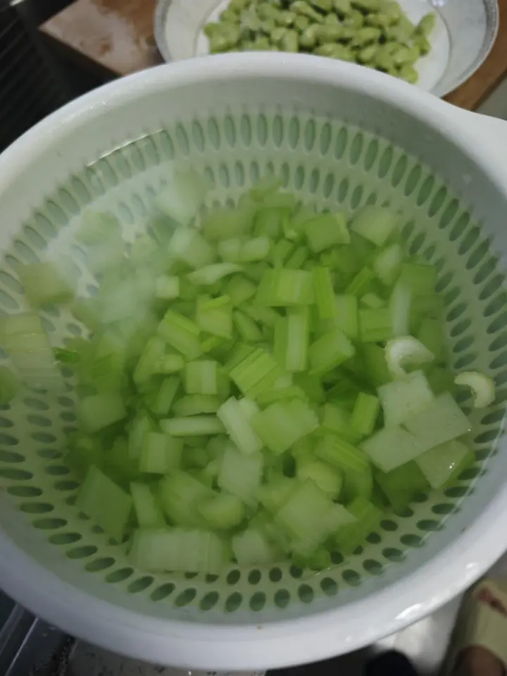 凉拌西芹 第 5 步